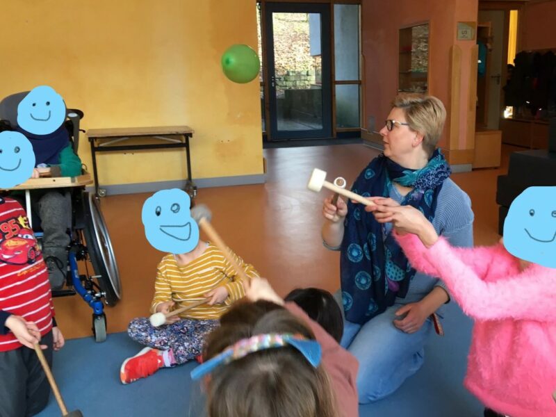 Klangpädagogik im Schulkontext Klangpädagogische Gruppensituation mit Kindern, Klangschalen und Rollstuhl im Schulalltag einer Förderschule