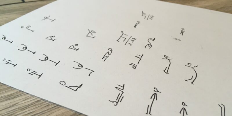 Skizzenblatt mit Yogaübungen für Einzelunterricht