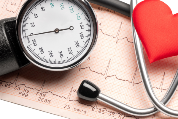 Meditation, Herzgesundheit und innere Balance Blutdruckmessgerät mit Anzeige, EKG-Streifen und rotem Herz als Symbol für Meditation und Gesundheit