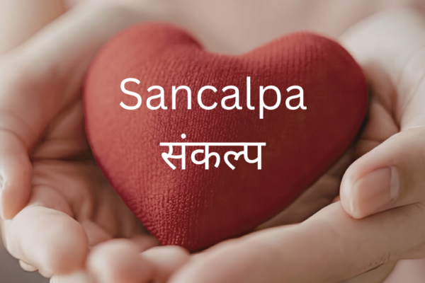 Zwei Hände halten ein rotes Herz als Symbol für Sankalpa im Yoga Nidra