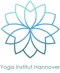 Yoga Institut Hannover – Kooperation in Yoga und Klang Logo des Yoga Instituts Hannover mit doppelt dargestellter Lotusblüte in Türkis- und Blautönen und Schriftzug „Yoga Institut Hannover“.