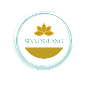 Sinnesklang – Klangarbeit mit Klangschale Logo von Sinnesklang mit goldfarbener Lotusblüte, türkisem Schriftzug und offenen Kreisen in Türkis als Symbol für Klang, Wahrnehmung und Verbundenheit.